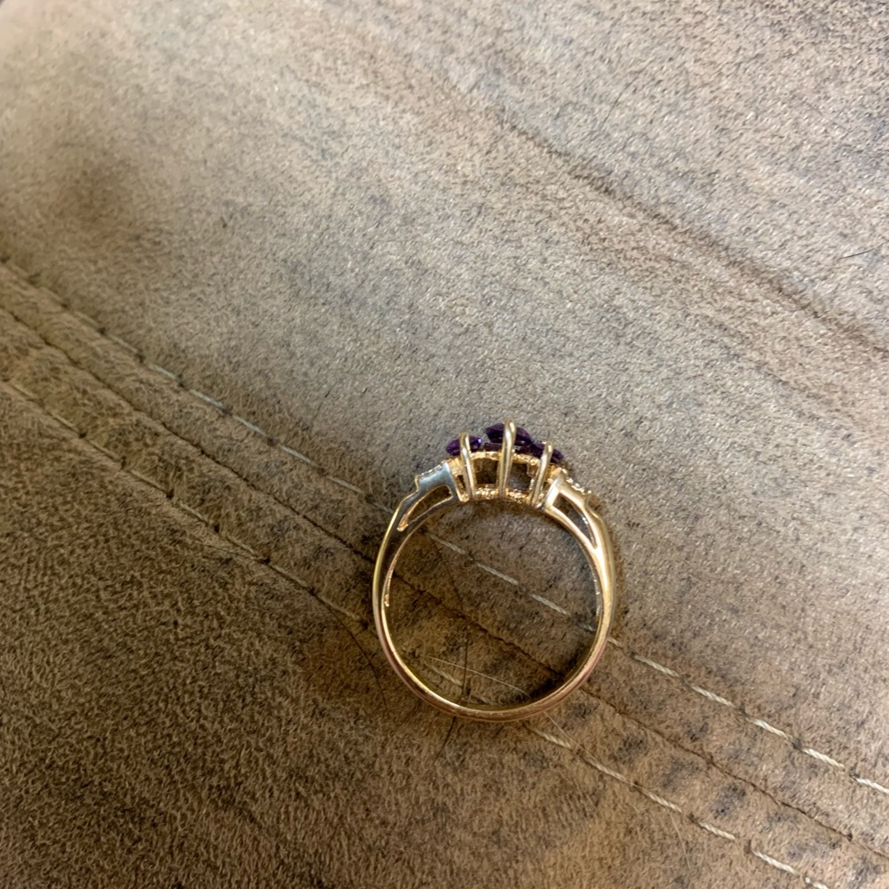 10kt Solid Gold Amethyst and Diamond ring - Picture 4 of 13
